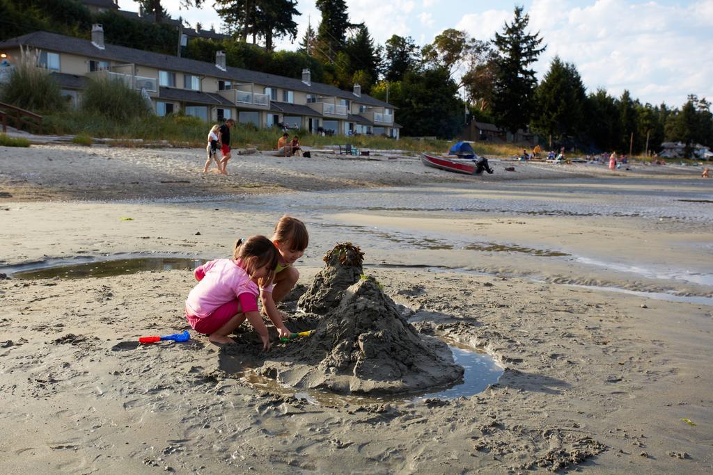 Resort Madrona Beach Parksville