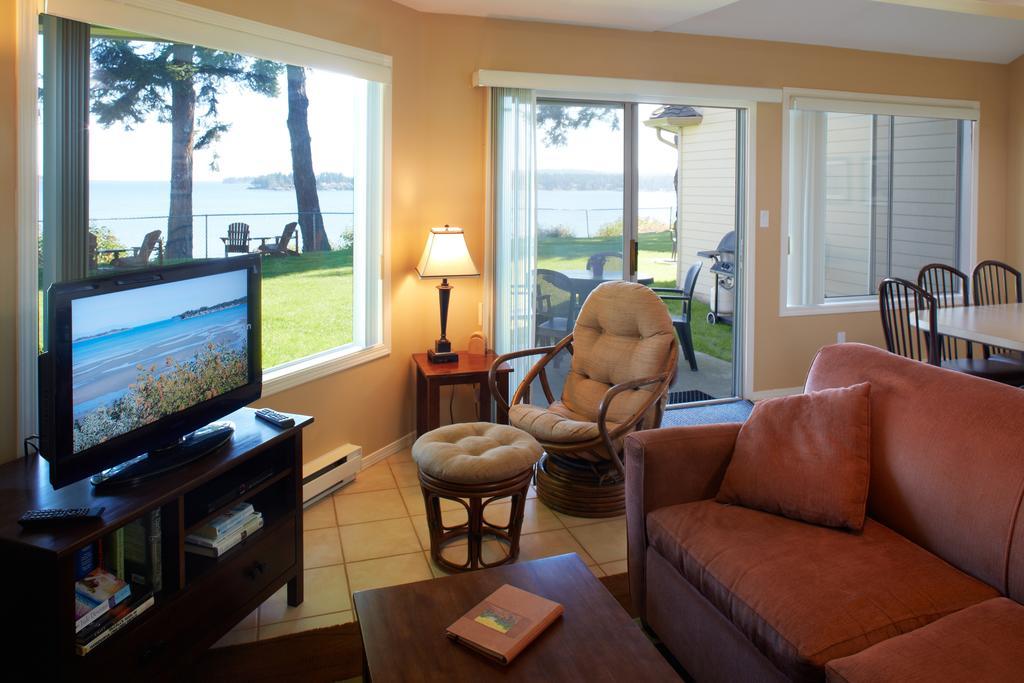 Resort Madrona Beach Parksville