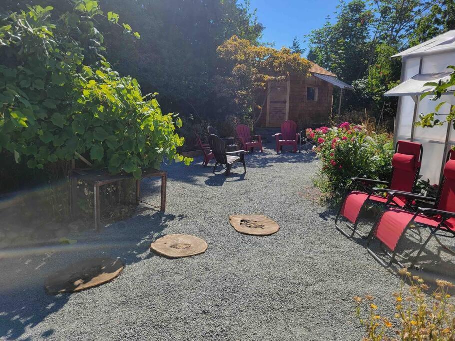 Holiday home ~ Secret Garden Near The ~ Parksville