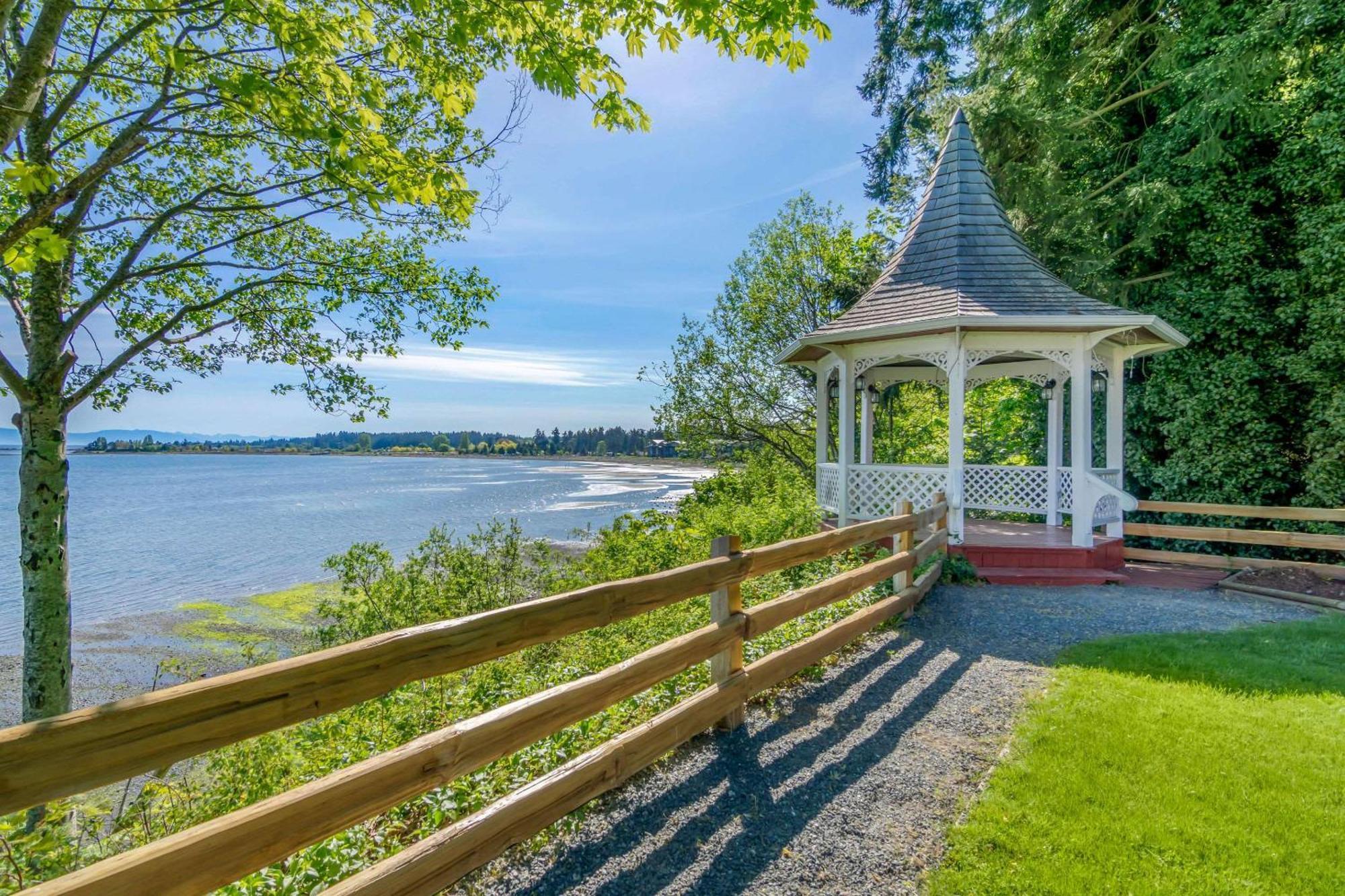 Bayside Oceanfront Parksville