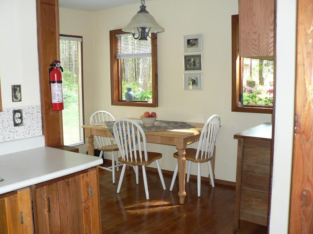 Bed & Breakfast Cedar Song Parksville