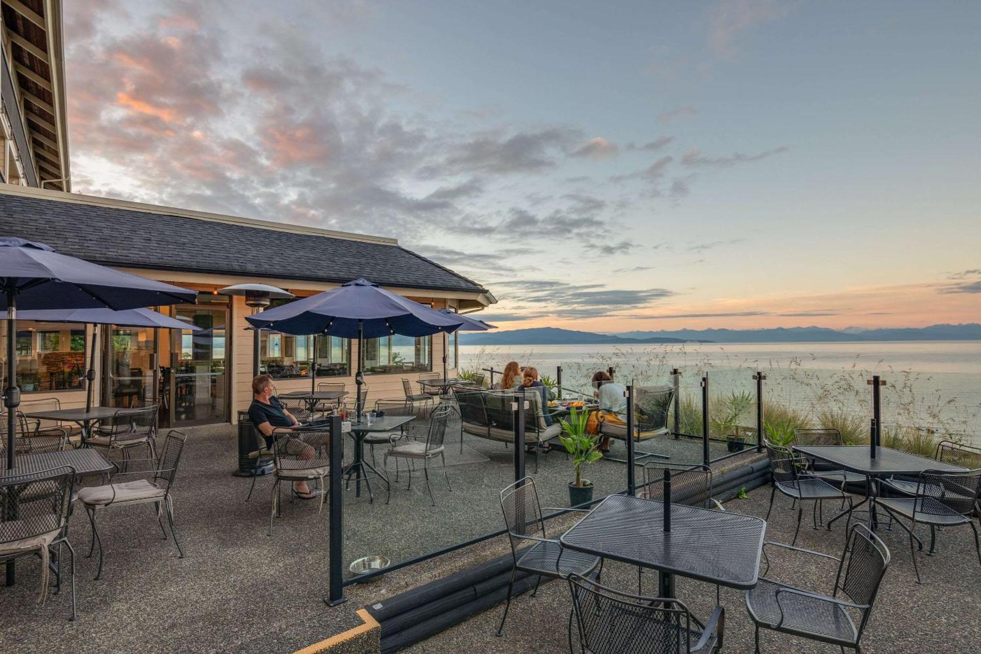 Hotel Bayside Oceanfront Parksville