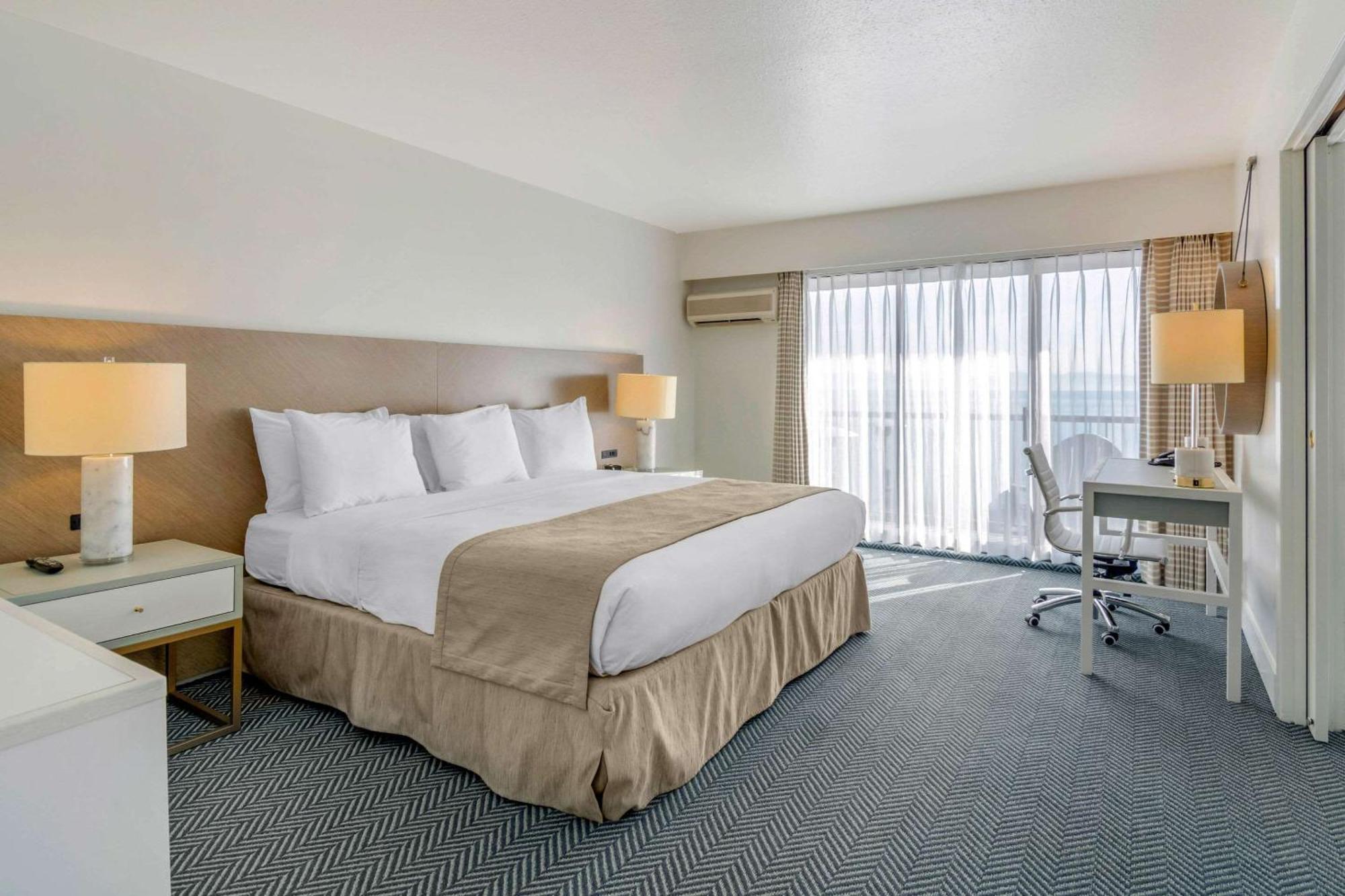 Hotel Bayside Oceanfront Parksville