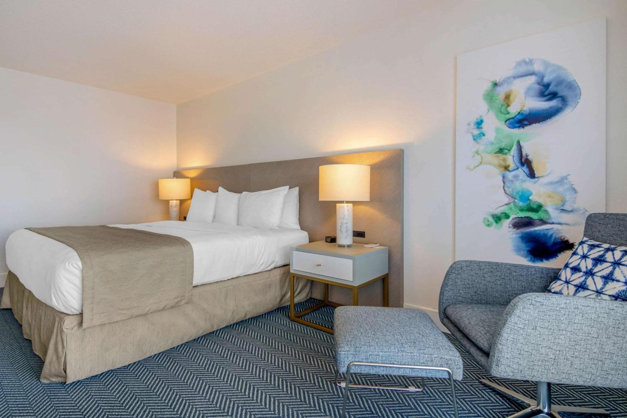 Hotel Bayside Oceanfront Parksville
