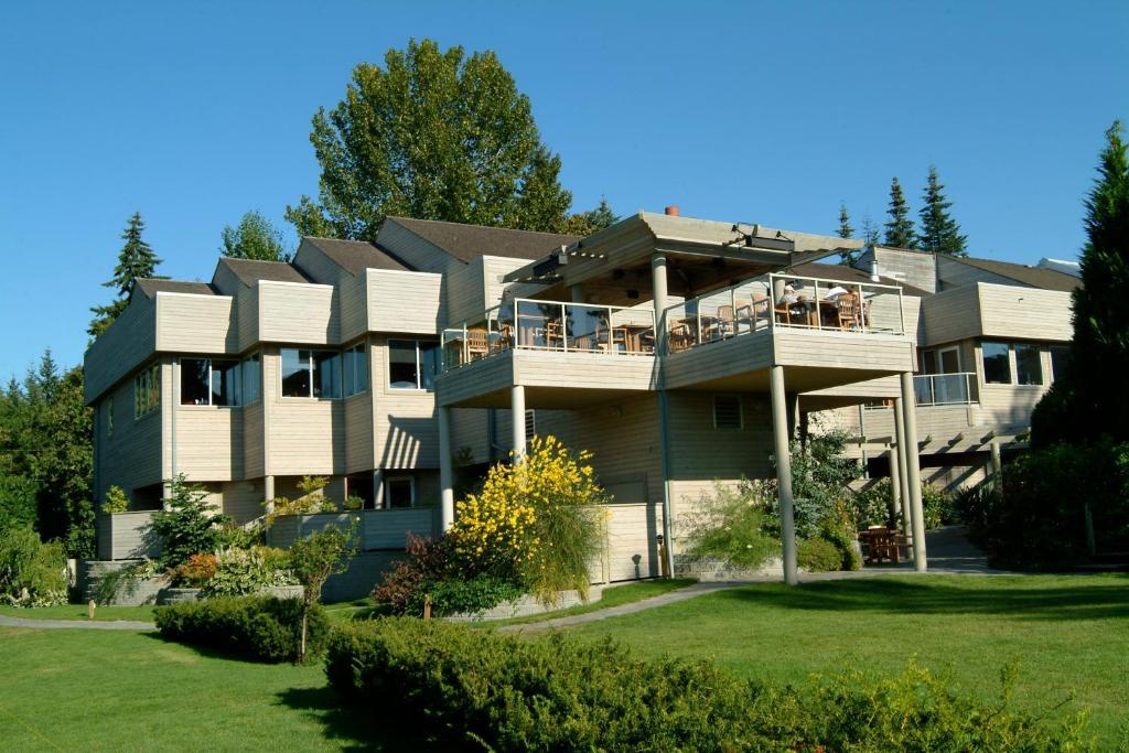 Pacific Shores & Hotel